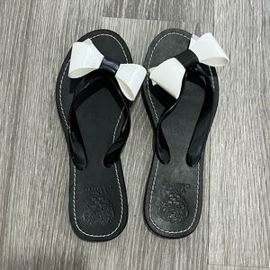 Vince Comuto Black and White Bow Flip Flop Size 8